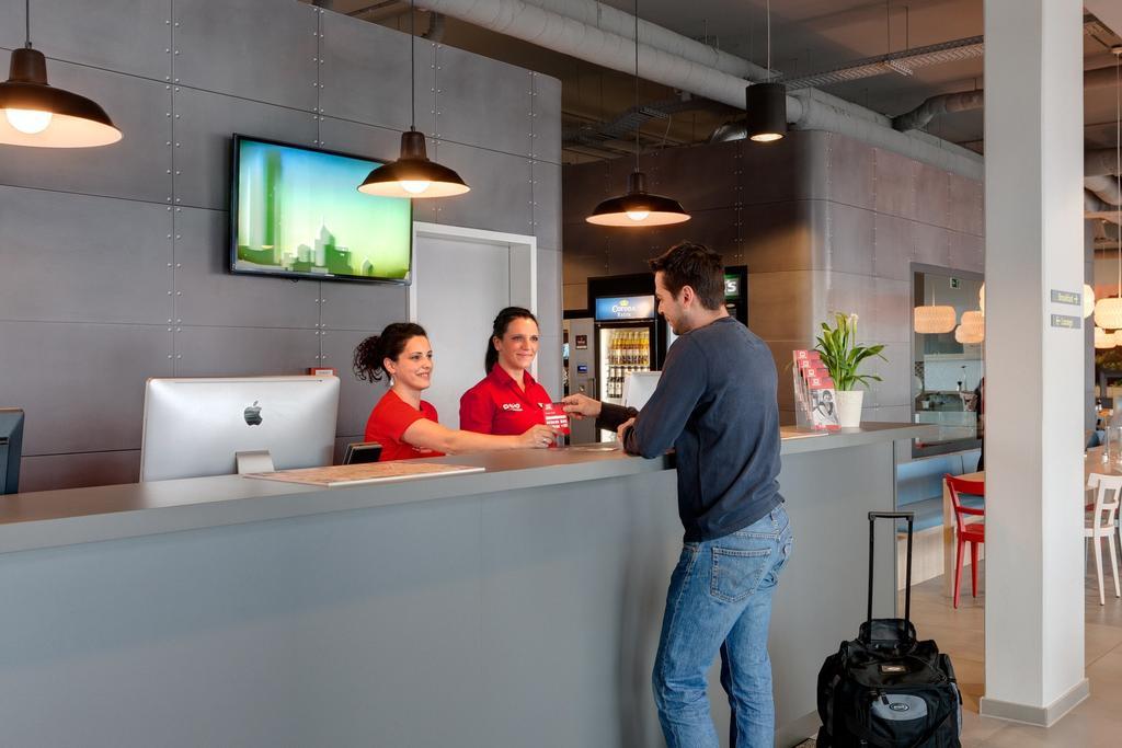 Hotel Meininger Airport 3*