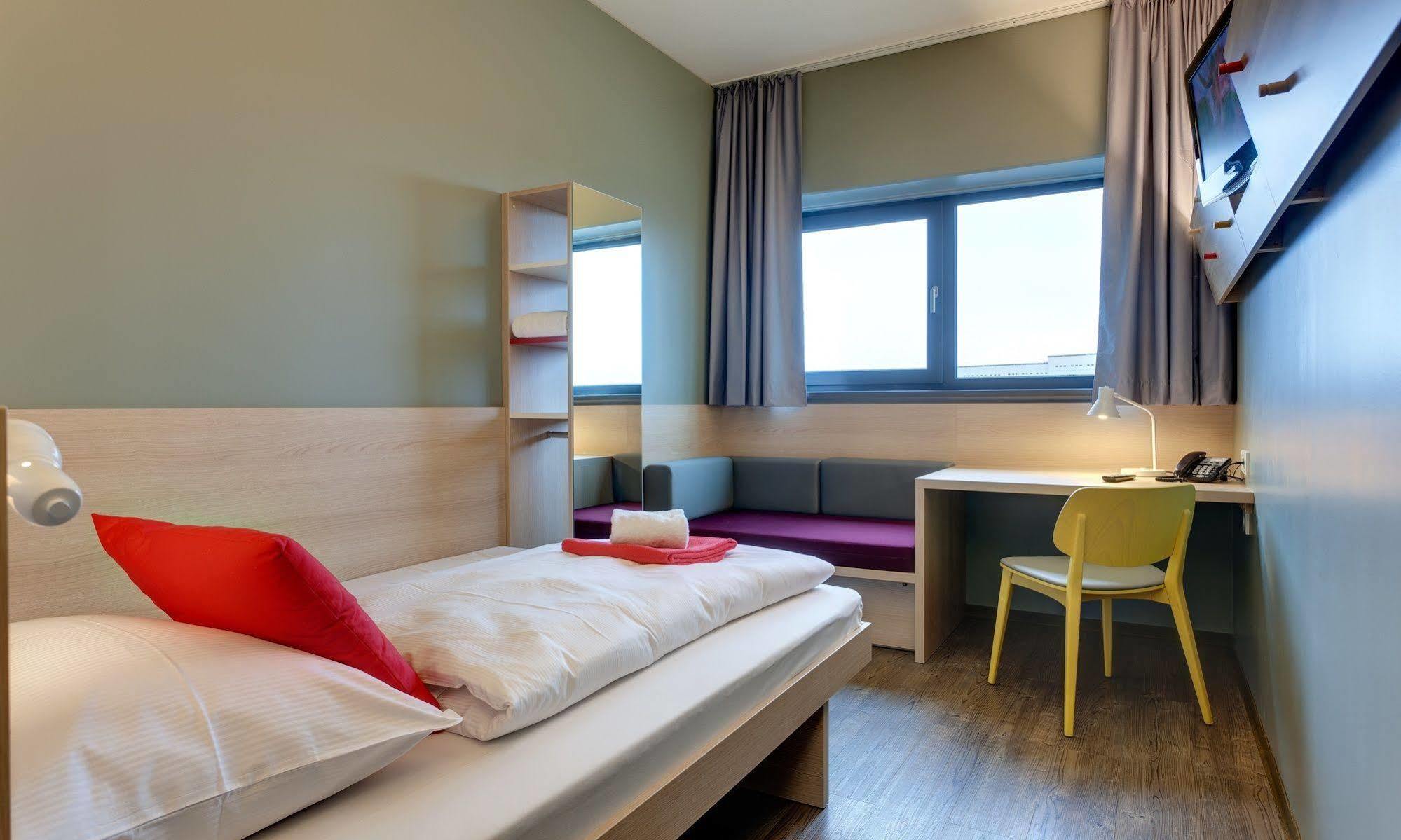 Hotel Meininger Airport 3*
