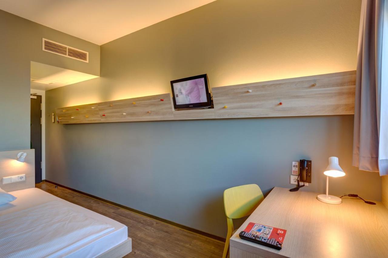 Meininger Airport 3*